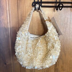 🌊 ☀️ Elegant Off White Seashell 🐚 Women's Hand Bag!!